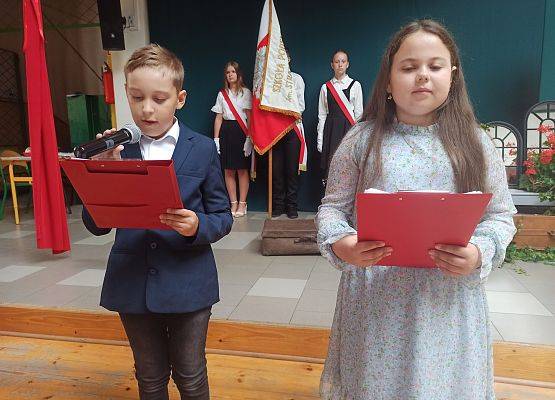 Franek i Ola z klasy 3 prowadzą apel