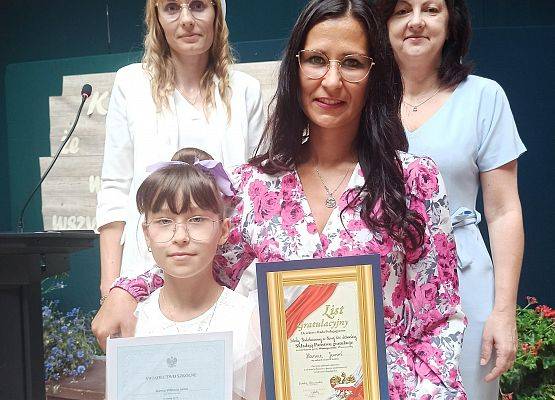 Hanna Jaroń z mamą odbiera nagrodę wzorowego ucznia