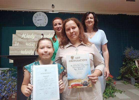 Kinga Lewandowska z mamą odbiera nagrodę wzorowego ucznia