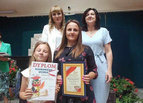 Lena Chlebowska z mamą odbiera nagrodę wzorowego ucznia