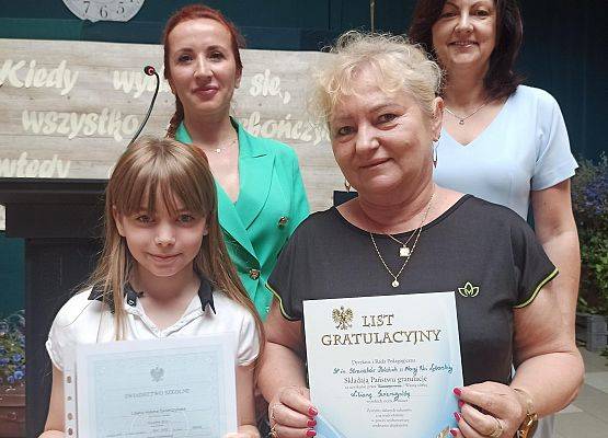 Liliana Świerczyńska z babcią odbiera nagrodę wzorowego ucznia