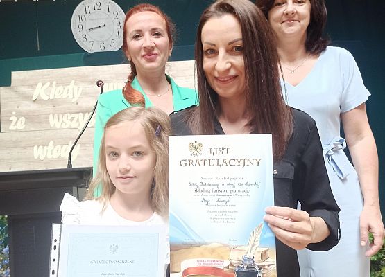 Maja Kendyś z mamą odbiera nagrodę wzorowego ucznia