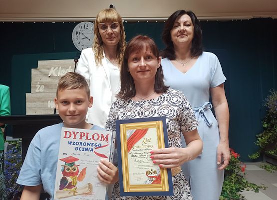 Marcel Hinz z mamą odbiera nagrodę wzorowego ucznia