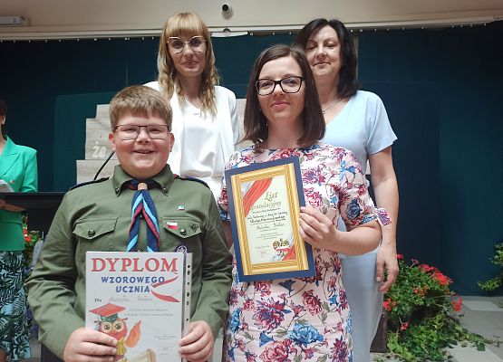 Michał Białas z mamą odbiera nagrodę wzorowego ucznia