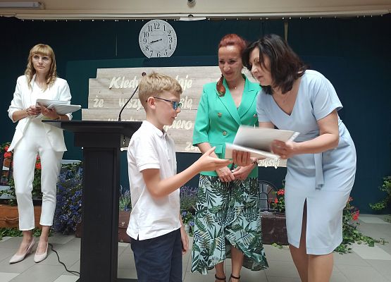 Mikołaj Dziembowski odbiera nagrodę wzorowego ucznia