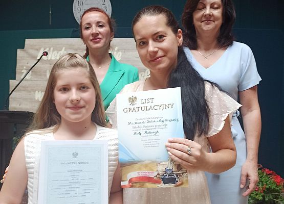 Ncola Mielewczyk z mamą odbiera nagrodę wzorowego ucznia