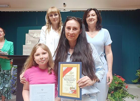 Nel Konkel z mamą odbiera nagrodę wzorowego ucznia