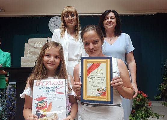 Oliwia Jóskowska z mamą odbiera nagrodę wzorowego ucznia