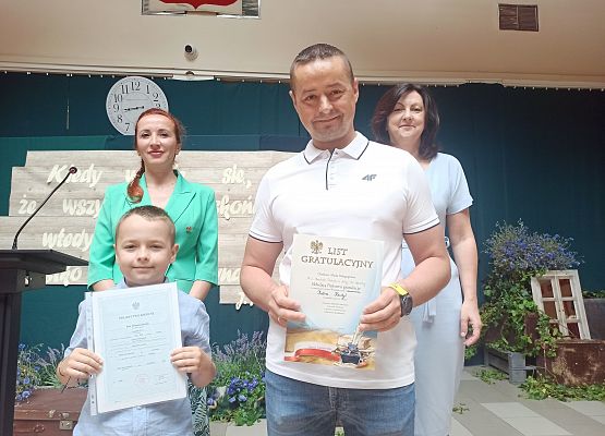 Piotr Kendyś z tatą odbiera nagrodę wzorowego ucznia