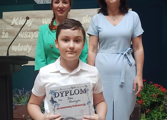 Piotr Kowalczyk odbiera nagrodę za wzorową frekwencję