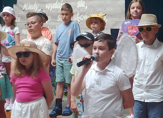 Piotr Kowalczyk z klasy 3a recytuje wiersz