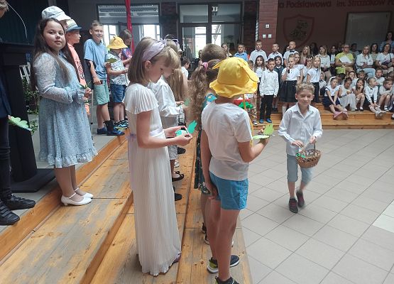 Stasiu Ramczyk rozdaje upominki klasom 3