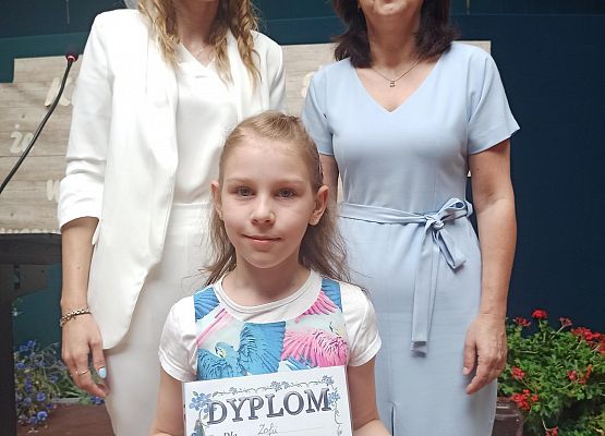 Zofia Leszkowska odbiera nagrodę za wzorową frekwencję