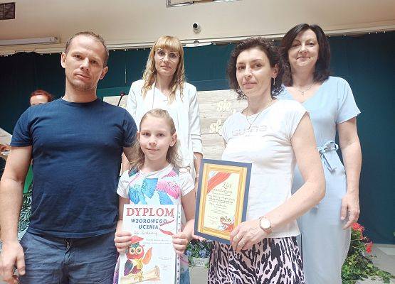 Zosia Leszkowska  z rodzicami odbiera nagrodę wzorowego ucznia