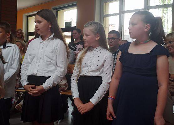 Zuzia Lissiak i Agata Pilarska stoja podczas apelu