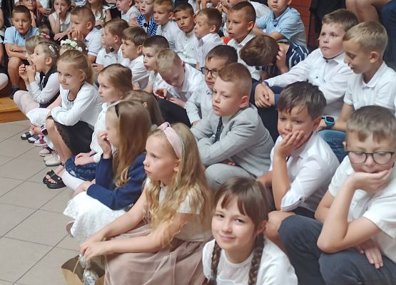 dzieci z klas 1 podczas apelu