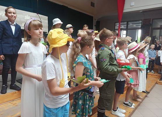 klasy 3 podczas apelu recytują wiersze