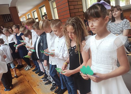 ucziowie klas 3 oglądaja upominki od klas 2