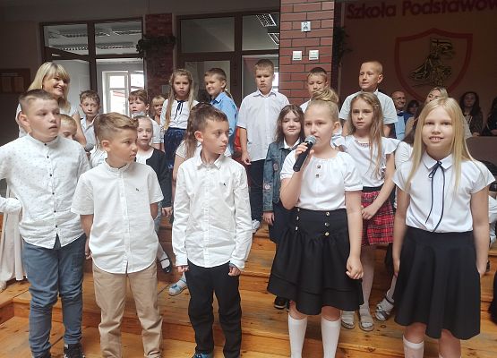 uczniowie klas 2 żegnają uczniów klas 3