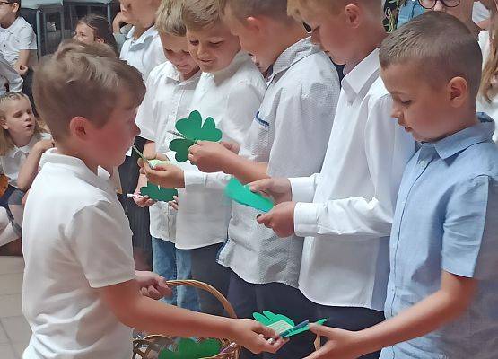 uczniowie klas 3 otrzymują upominki od klas 2