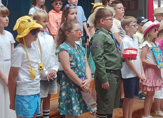 uczniowie klas 3 podczas przedstawienia