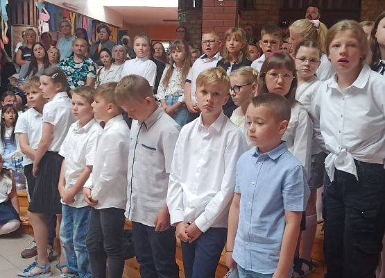 uczniowie klas 3 z rodzicami podczas apelu