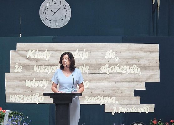 Pani Dyrektor przemawia na apeu