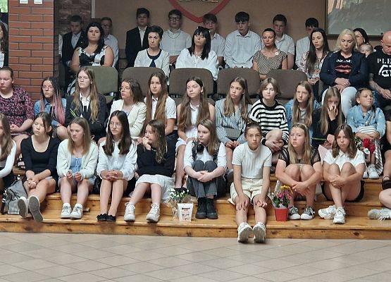 uczniowie klas 6 i 5 z rodzicami na apelu