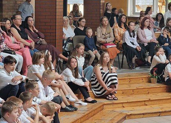 dzieci i rodzice na apelu