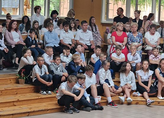 uczniowie klas 4-7 i rodzice podczas zakończenia roku szkolnego