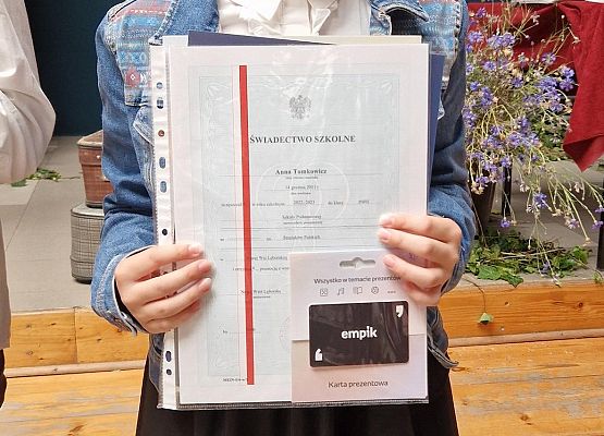 Ania ze świadectwem
