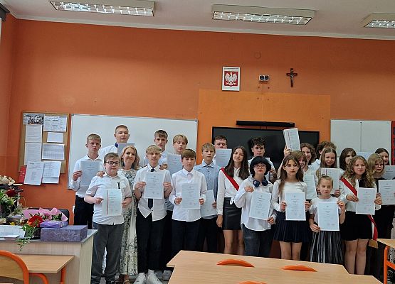 klasa 7a ze świadectwami