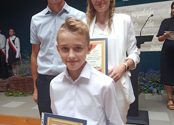 Szymon Główczewski z rodzicami