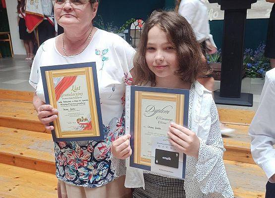 uczennica z dyplomem