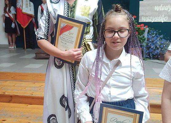 Kornelia z dyplomem i mamą