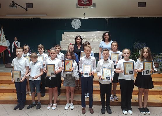 klasa 4a z wychowawcą i panią Dyrektor