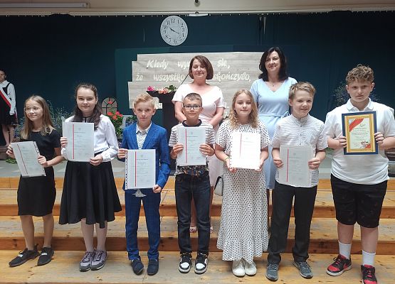 klasa 4b z dyplomami Panią Dyrektor i wychowawcą