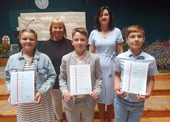 klasa 5b z wychowawcą i panią Dyrektor