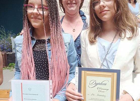 Maja i Martyna z mamą z dyplomami