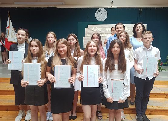 klasa 6a na apelu ze świadectwami