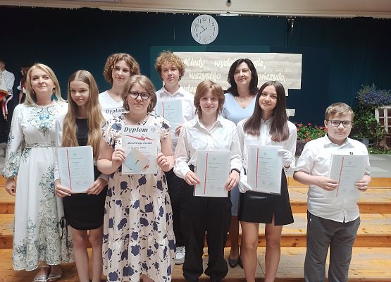 klasa 7a z Panią Dyrektor i wychowawcą