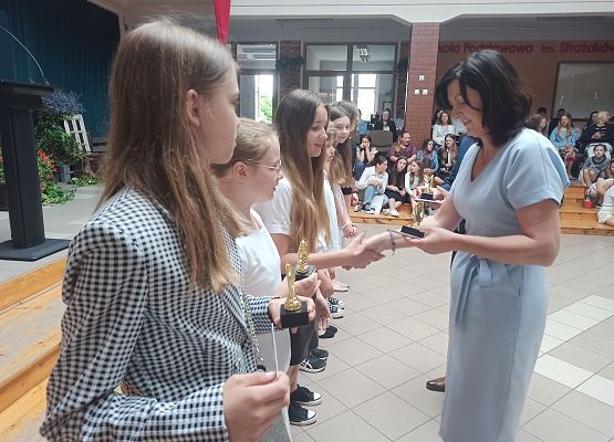 Pani dyrektor wręcza statuetki uczniom z najlepszej dziesiątki