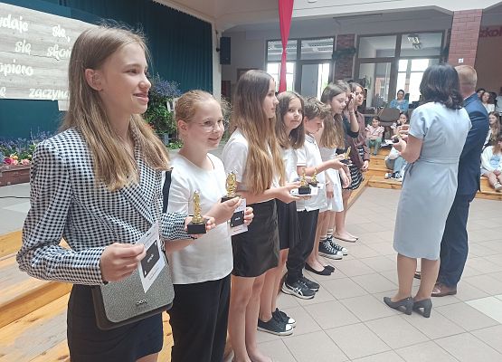 najlepsza dziesiątka uczniów podczas wręczania statuetek