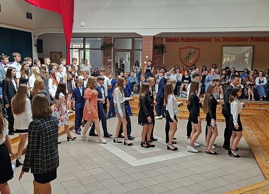 uczniowie klas 8 tańczą poloneza