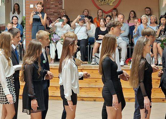 uczniowie klas 8 tańczą w parach poloneza
