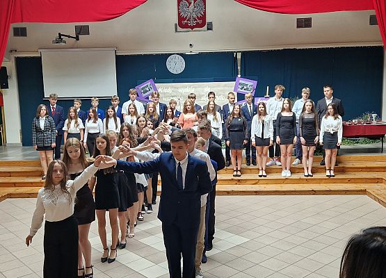 klasy 8 tańczą poloneza na apelu