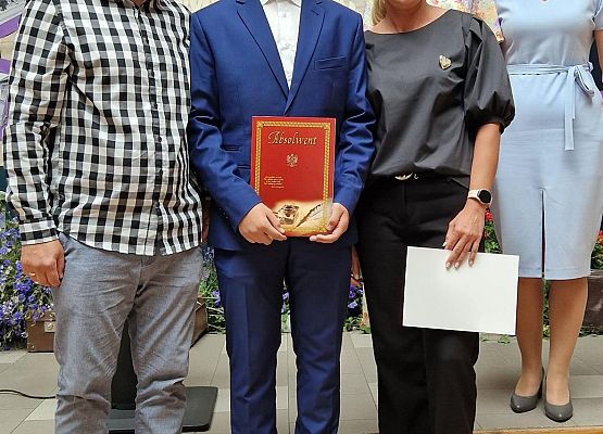 Jakub Gudzio z rodzicami, Panią Oliwią i Panią Dyrektor podczas rozdania świadectw