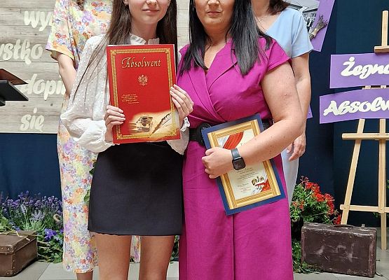 Nadia Lubocka z mamą, Panią Oliwią i Panią Dyrektor podczas rozdania świadectw