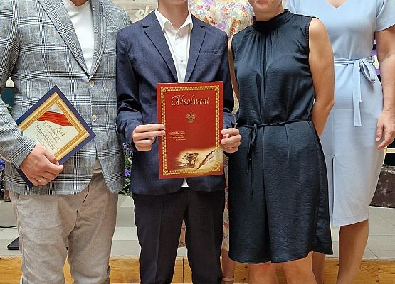 Nataniel Powideł z rodzicami, Panią Oliwią i Panią Dyrektor podczas rozdania świadectw