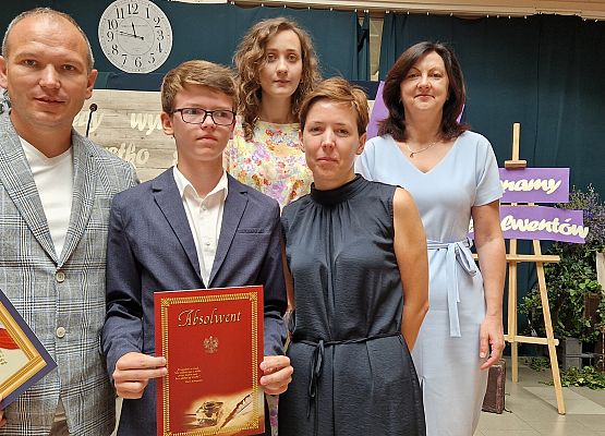 Nataniel Powideł z rodzicami, Panią Oliwią i Panią Dyrektor podczas rozdania świadectw